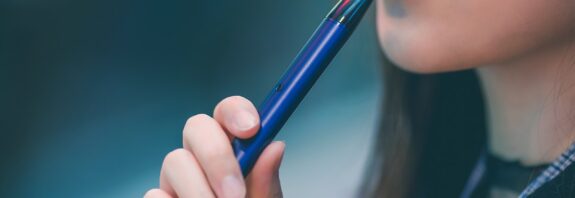Frau mit Vaporizer