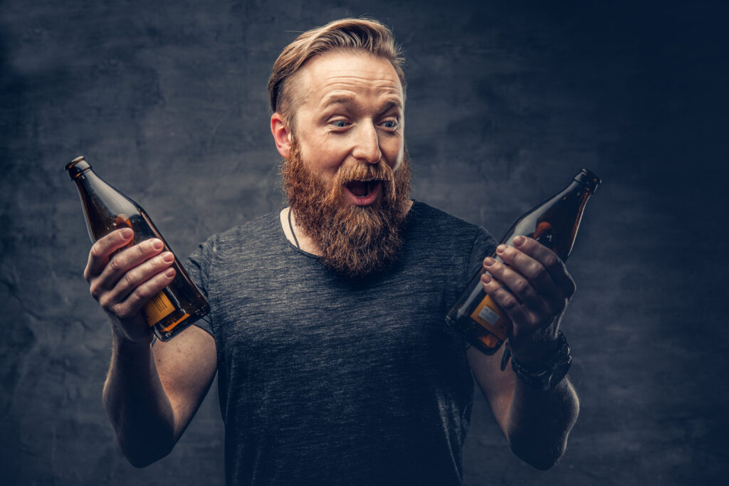 Mann mit Craft Beer in den Händen