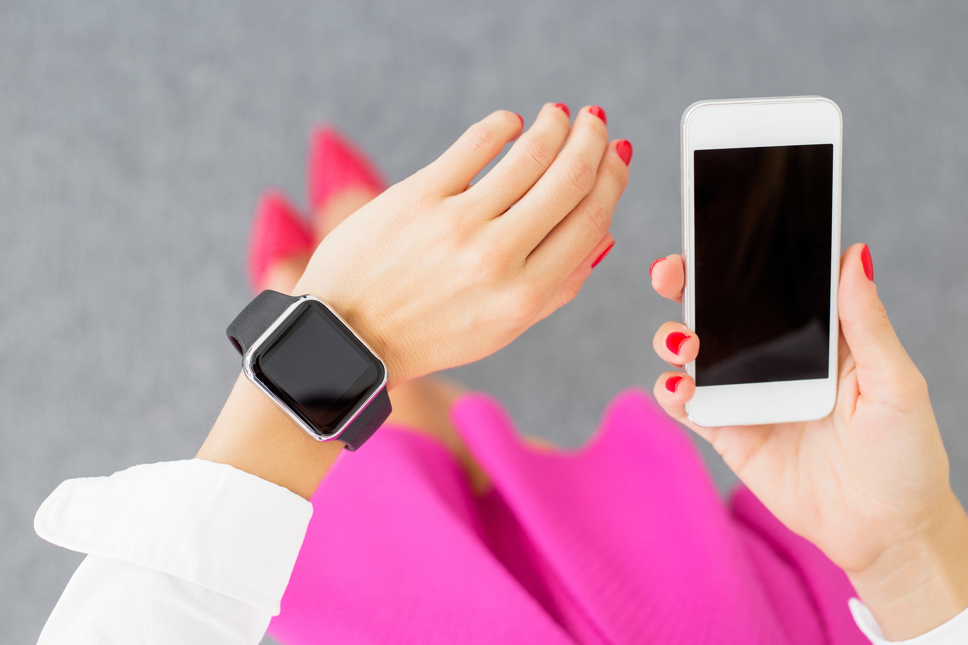 Smartwatch und Smartphone im Einsatz | Elfbar Pods  