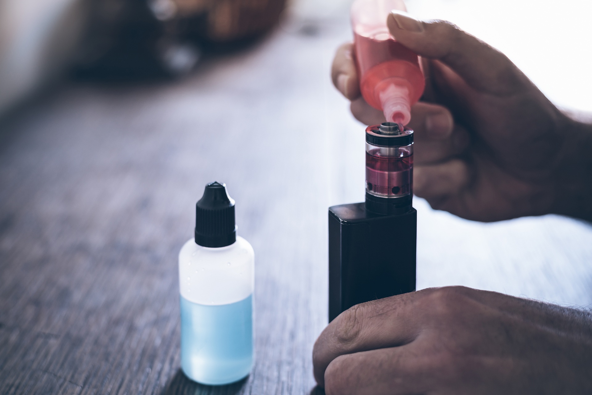 Vape-Gerät wird mit Liquid befüllt | Elfbar Pods  