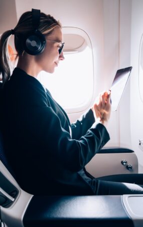 Tablet-Nutzung im Flugzeug mit Kopfhörern | Elfbar Pods