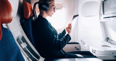 Tablet-Nutzung im Flugzeug mit Kopfhörern | Elfbar Pods