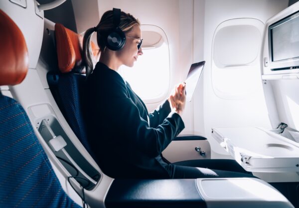 Tablet-Nutzung im Flugzeug mit Kopfhörern | Elfbar Pods