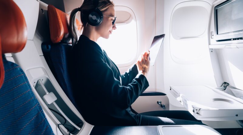 Tablet-Nutzung im Flugzeug mit Kopfhörern | Elfbar Pods