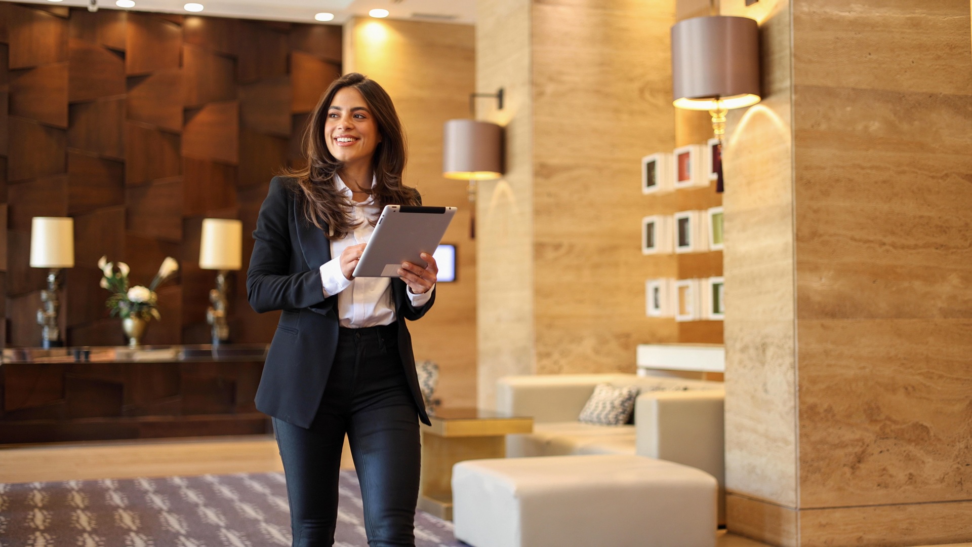 Hotelmanagerin mit Tablet | Ghostwriter Agentur